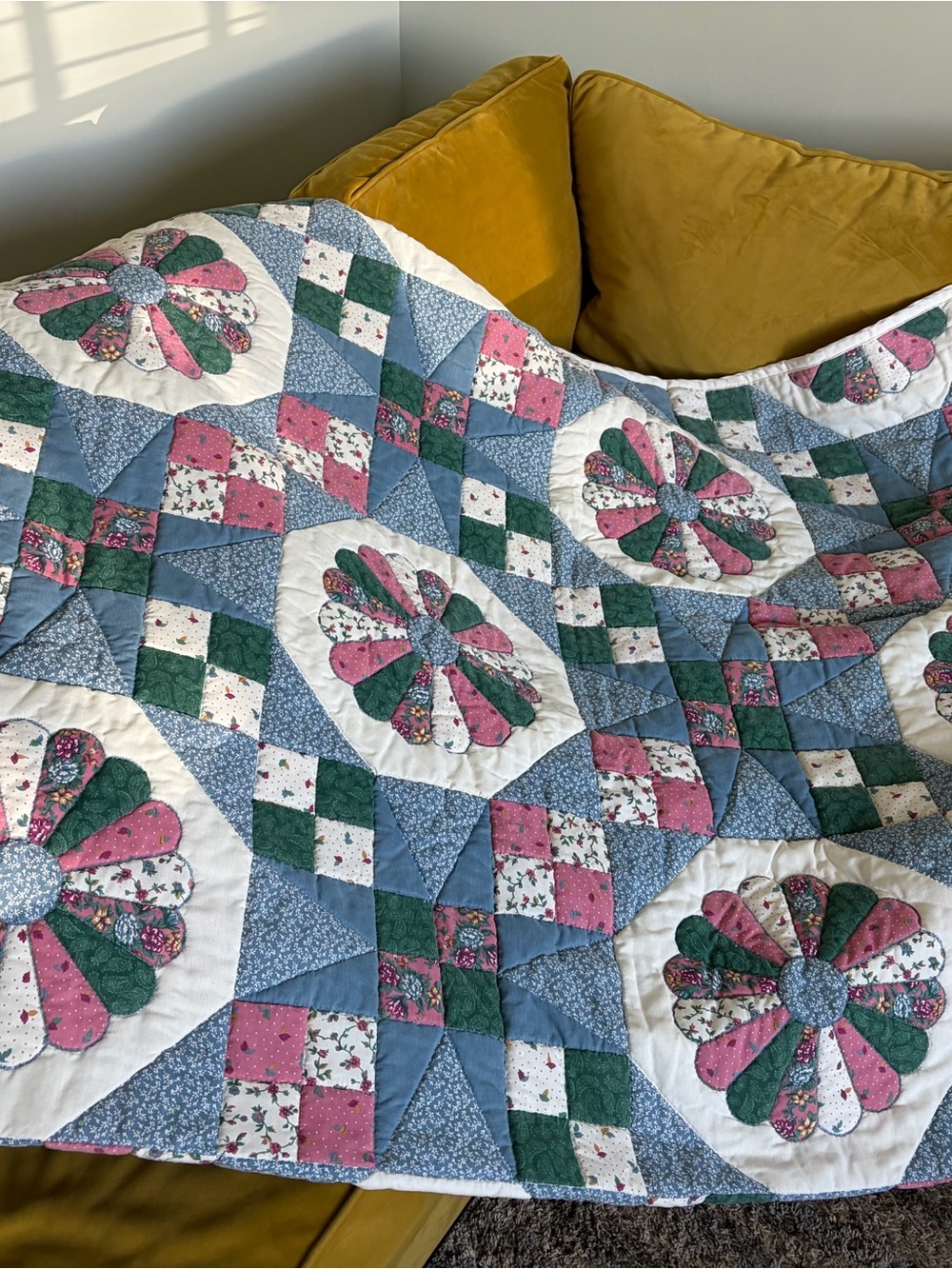 Vintage-Floral Patchwork Quilt in Pink, Green & Blue